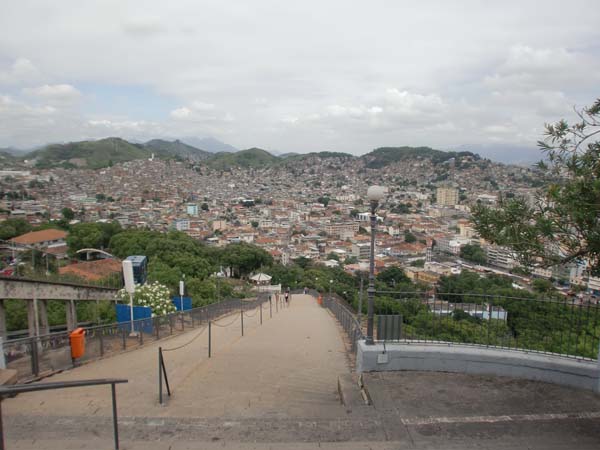 Blick von der Kirche von Penha auf die Favela-Siedlungen Complexo do Alemão ©Kirchner