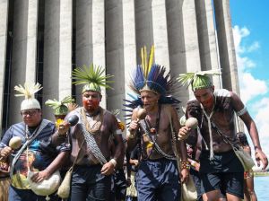 Indigene, die am Free Land Camp teilnehmen an der Esplanade der Ministerien in Brasilia, ©José Cruz/Agência Brasil